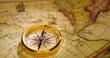 Coğrafi Keşiflerin Amacı Neydi? Semih Yakut An antique gold compass set upon a sixteenth century map of the world